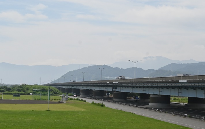 果ての見えない富士川橋